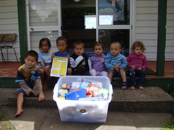 The children of the Te Kotahitanga Marae Te Kohanga show off the contents of their new emergency kit, which included an emergency plan template for the Te Kohanga to use. 